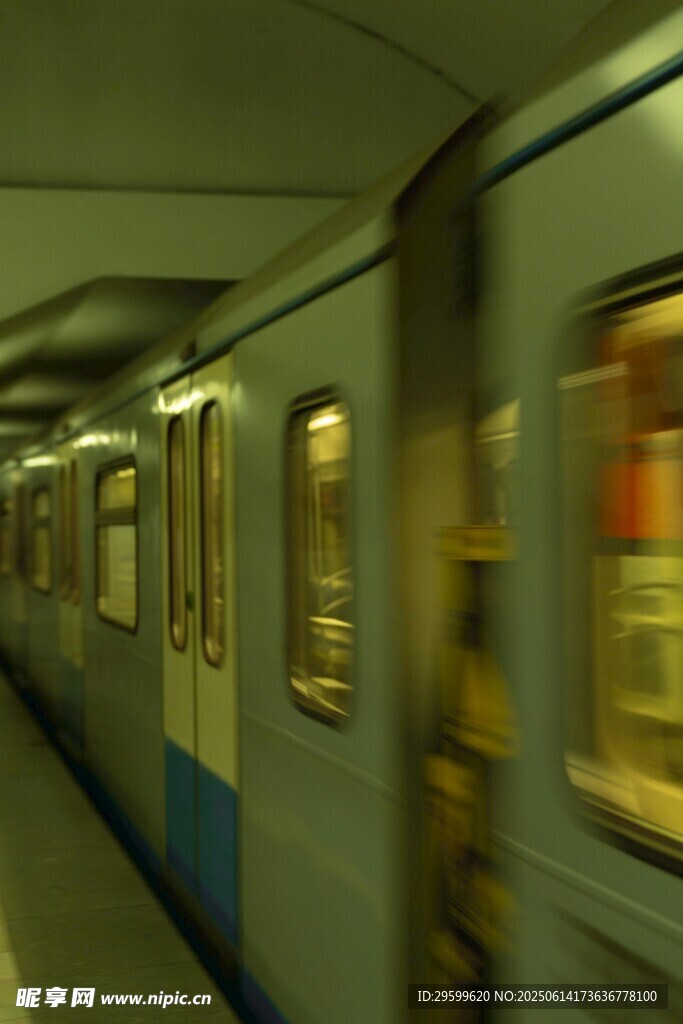 地鐵車廂內景