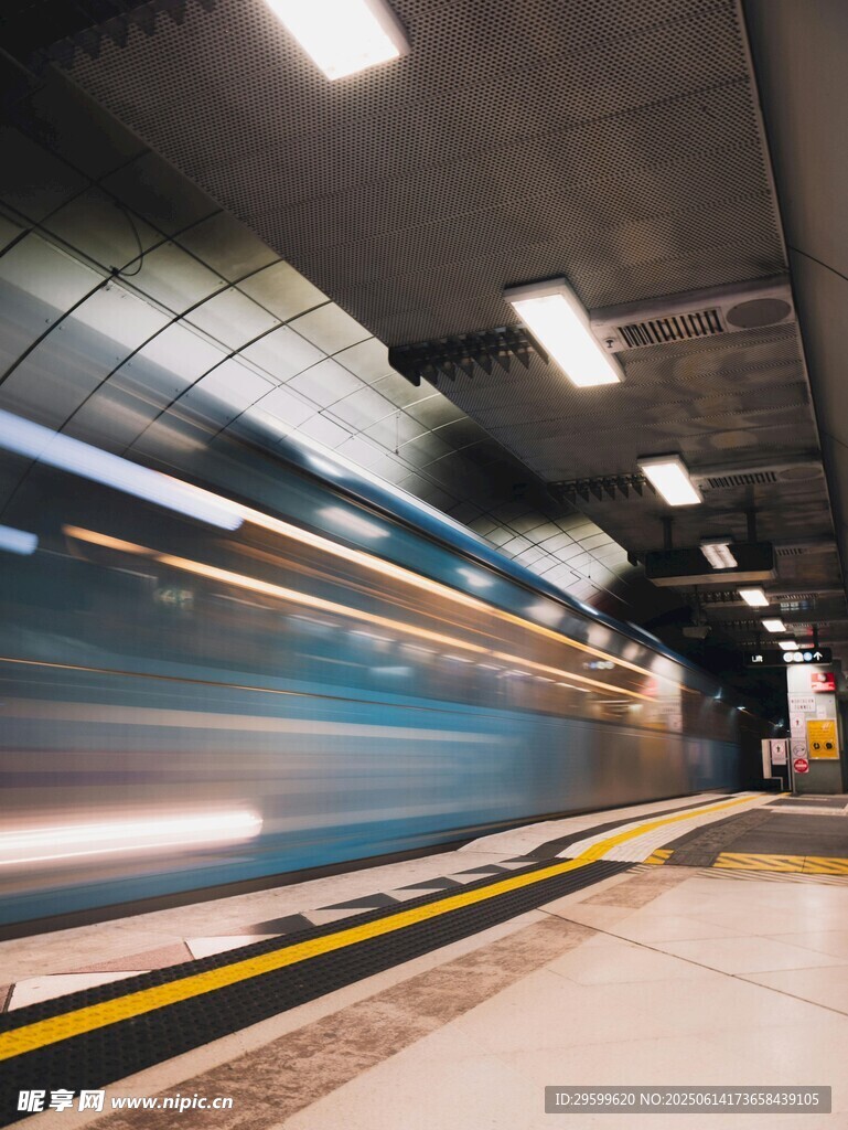 地鐵站臺(tái)列車(chē)快速駛過(guò)