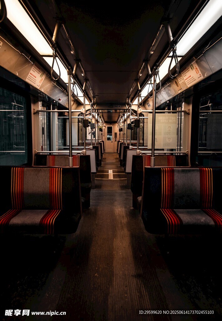 空蕩的地鐵車廂內(nèi)部景象