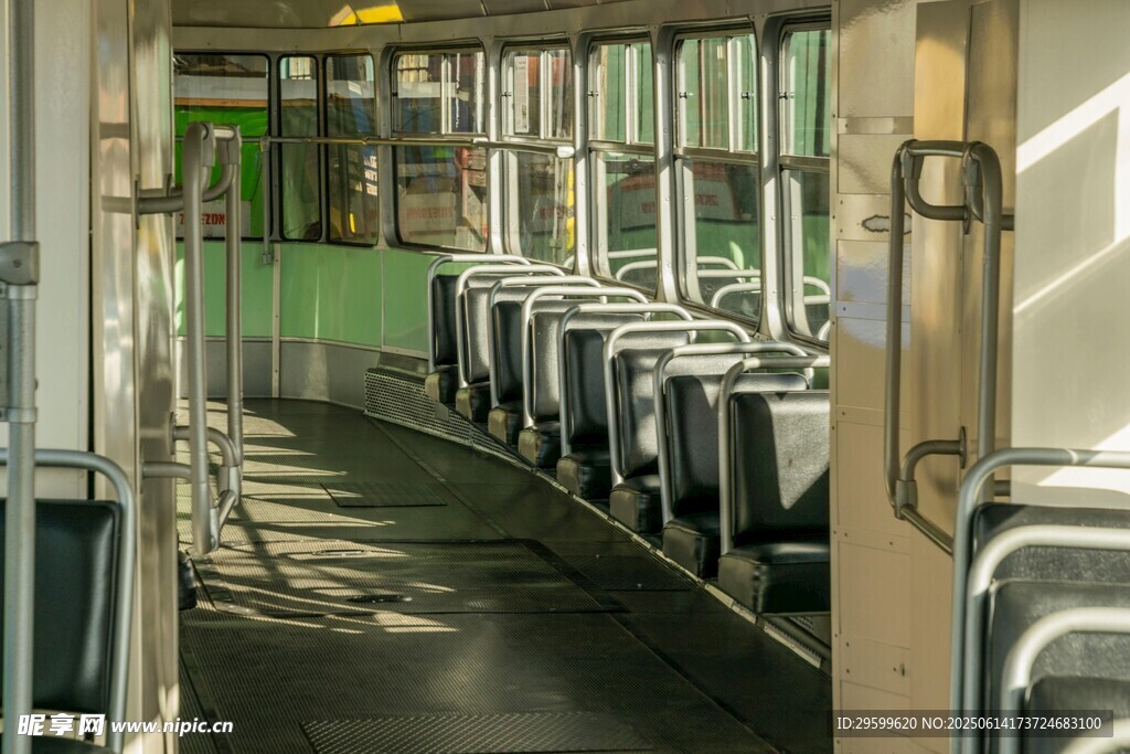 公交車內整潔的座椅布局