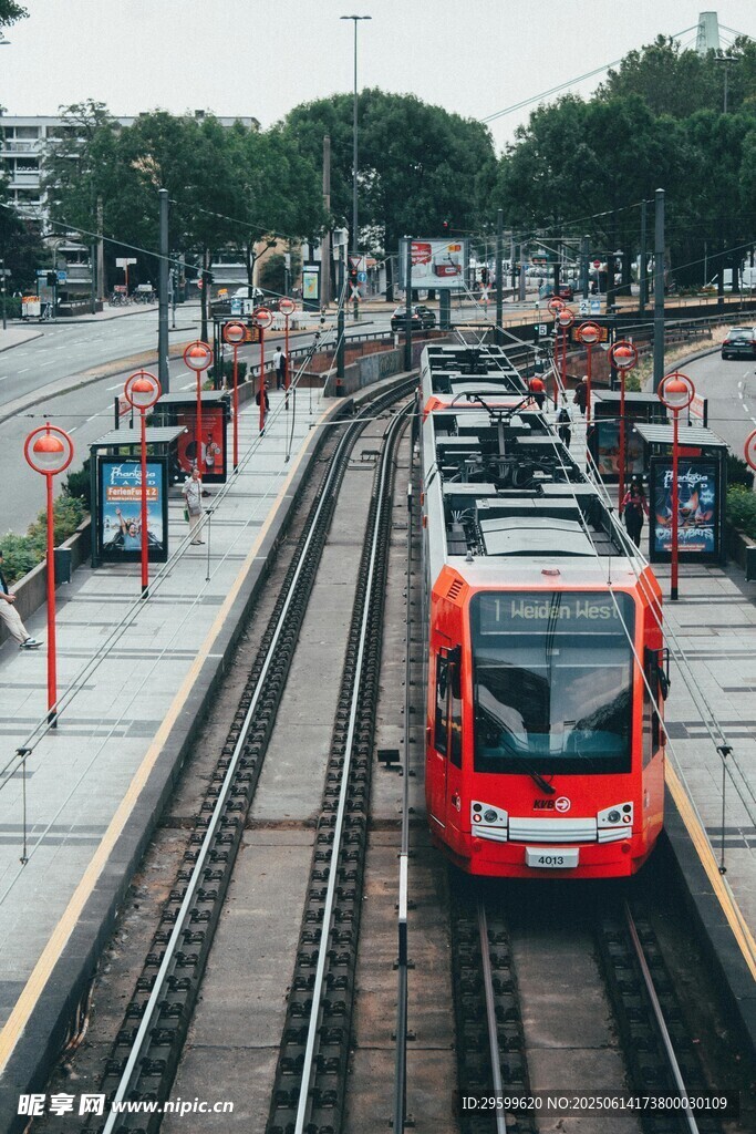 紅色列車停靠在車站軌道