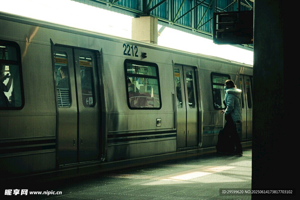 地鐵站臺的列車與乘客