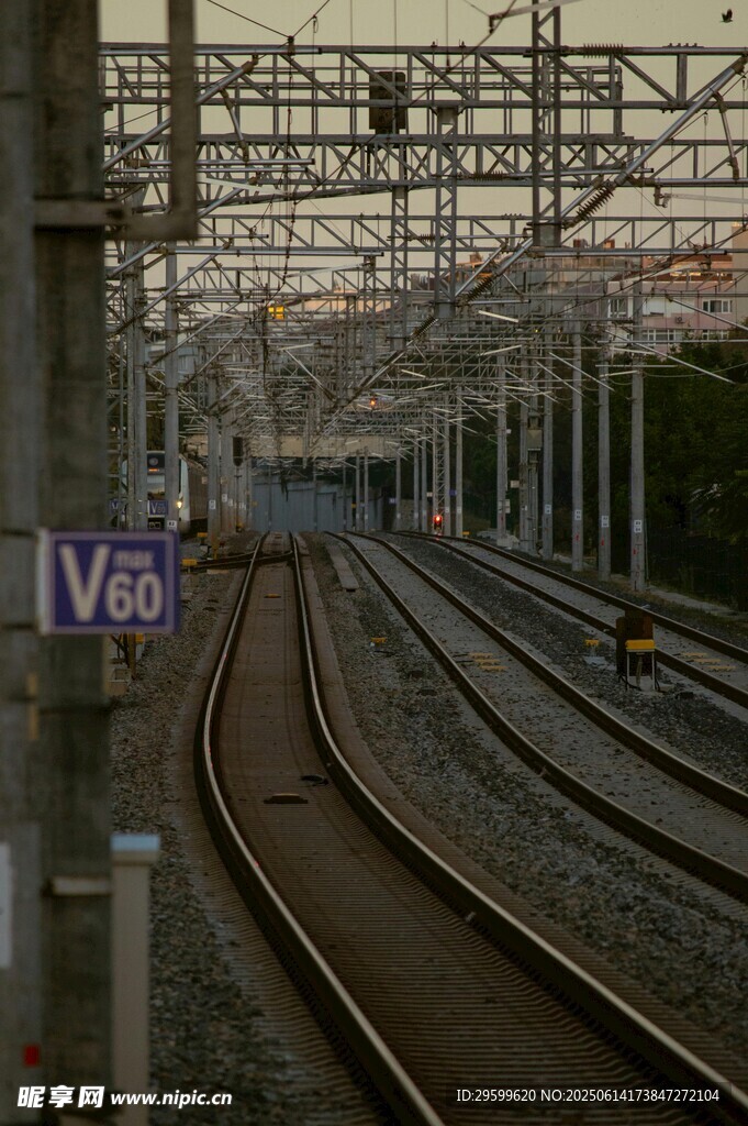 鐵軌延伸處的鐵路場景