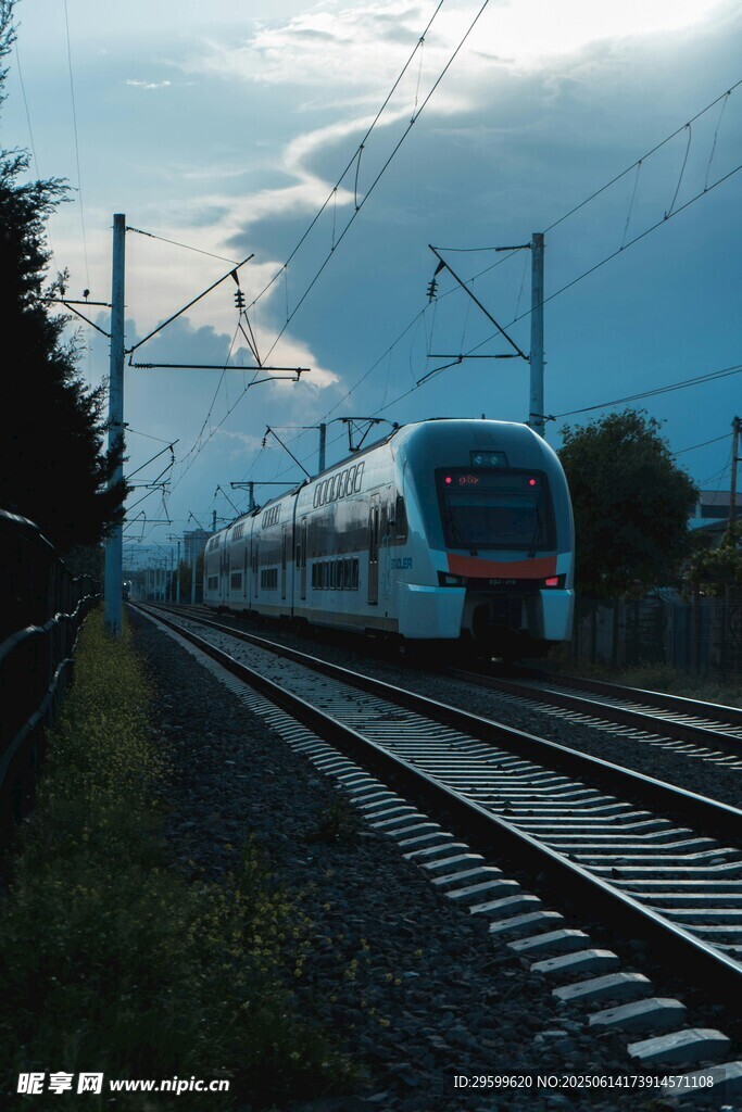 高速列車行駛在鐵軌之上
