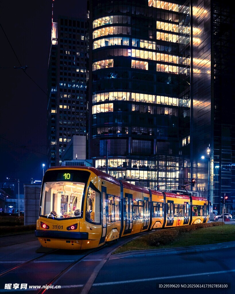 城市夜景中的有軌電車
