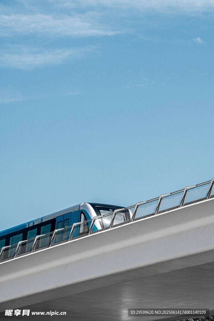 橋上行駛的車輛