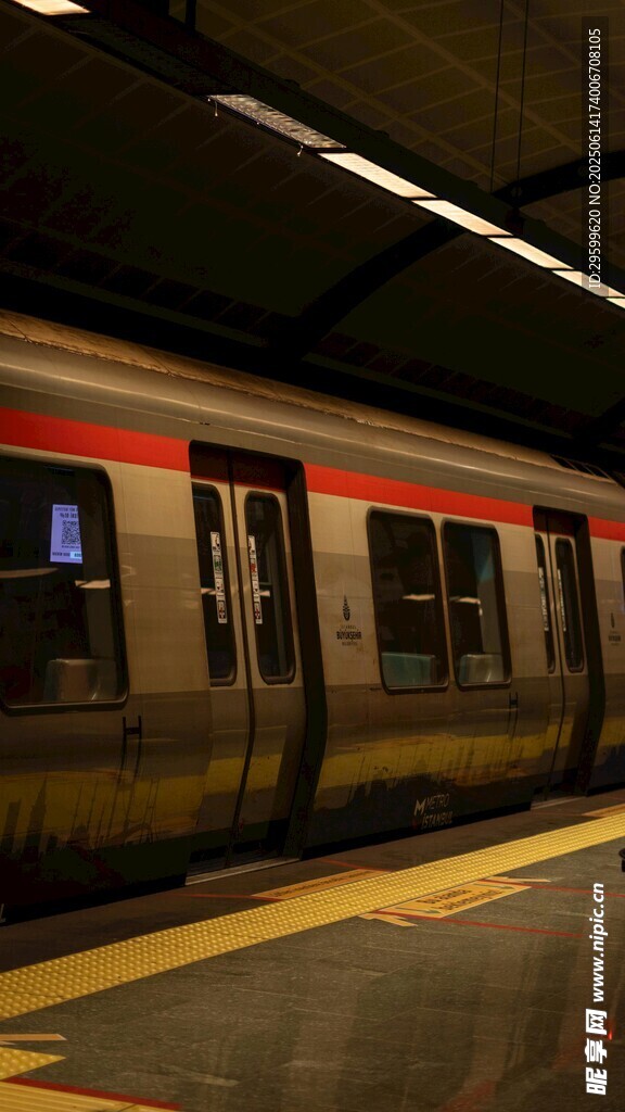 地鐵站臺(tái)停靠的列車