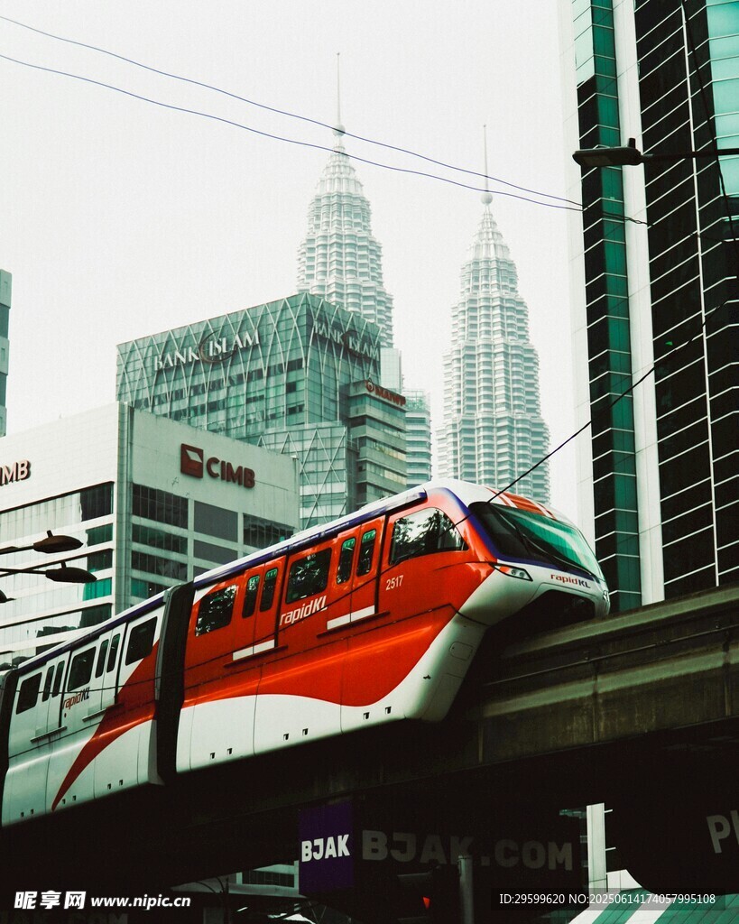 城市高架上的紅白輕軌列車