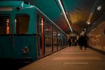 地鐵站內行人與停靠列車