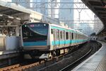 地鐵站臺的藍色列車