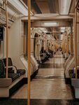地鐵車廂內部空曠場景