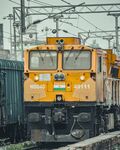 黃色鐵路機車行駛在軌道上