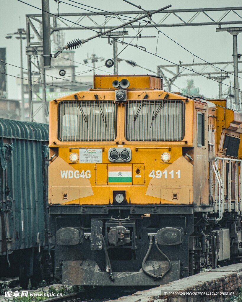 黃色鐵路機車行駛在軌道上