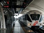 地鐵站內停靠的現代列車