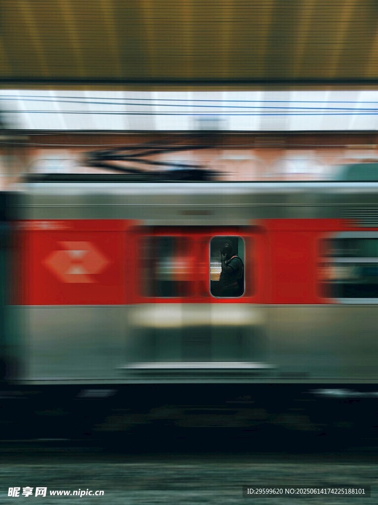 疾馳的紅色列車
