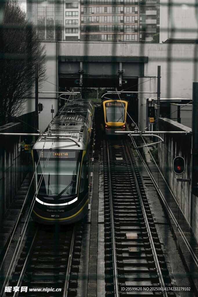 地鐵列車行駛于軌道間