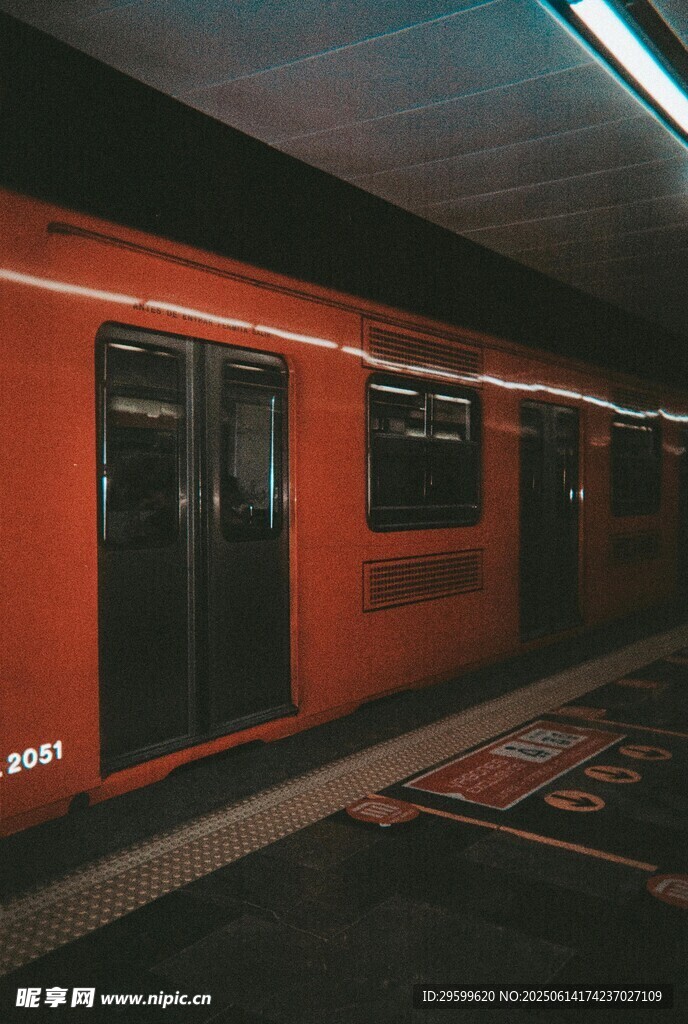 紅色地鐵車廂停靠站臺
