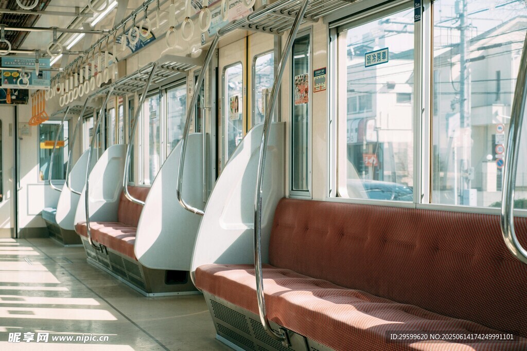 地鐵車廂內的空蕩座椅