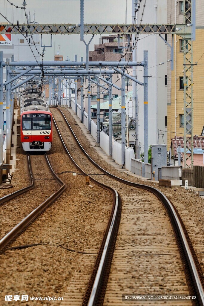 鐵軌上行駛的一列火車