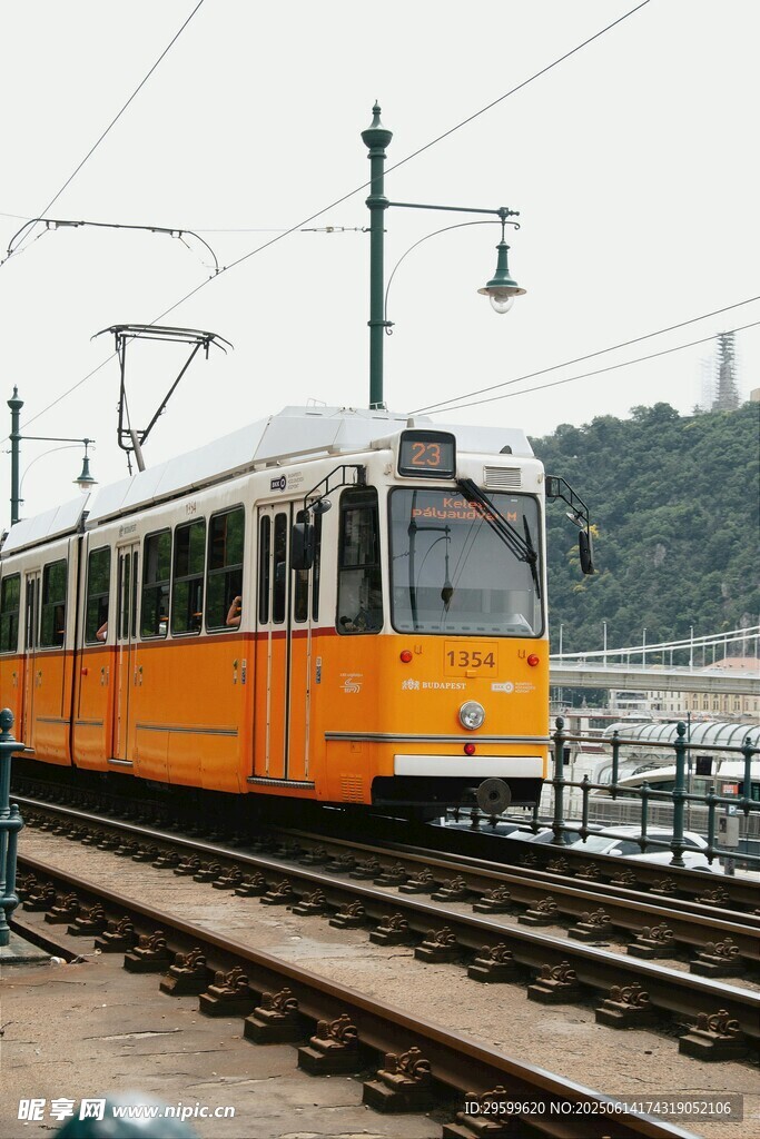 復古有軌電車行駛在軌道上