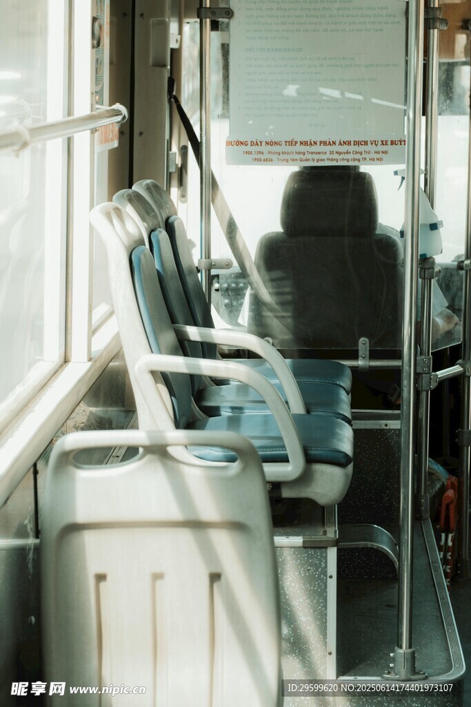 公交車內空蕩的座椅