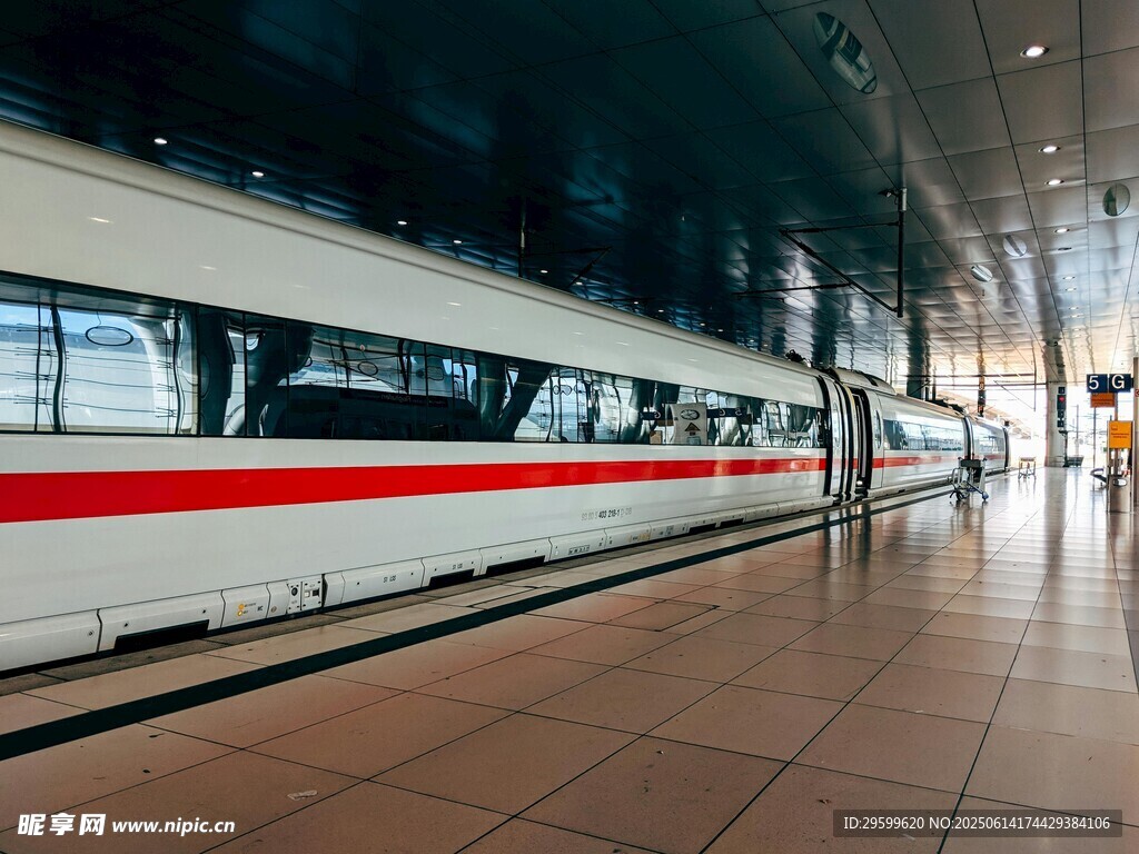 高鐵站臺上的高速列車