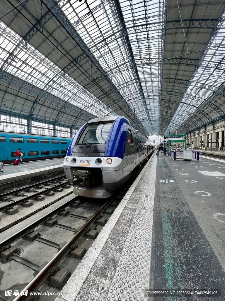 現代化車站內的高速列車