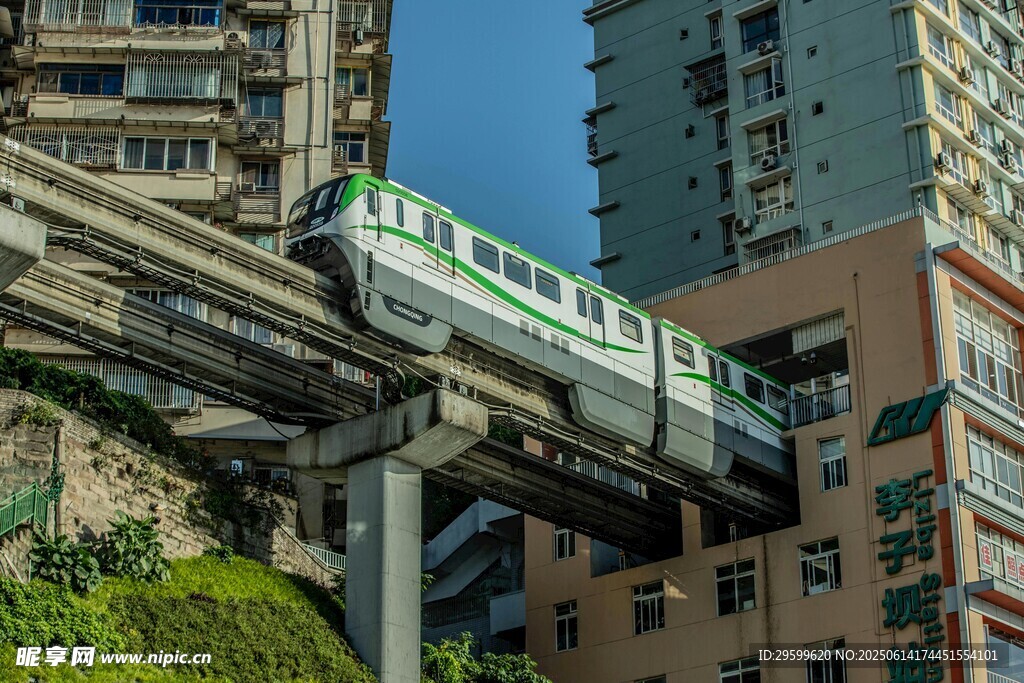 輕軌穿行于高樓之間