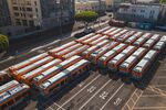公交停車場內整齊停放的車輛