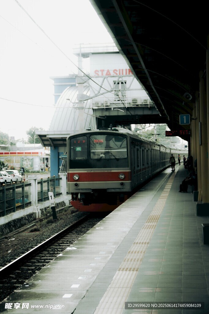 火車站臺的列車景象