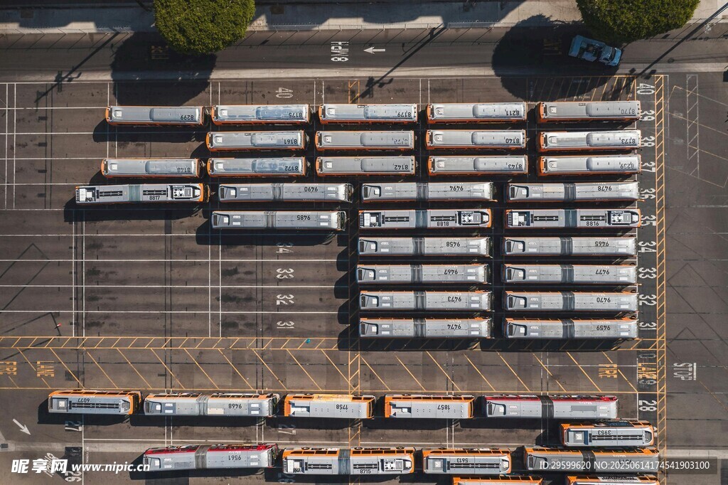 俯瞰大型列車停放場地