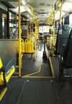 公交車內部的黃色扶手設施