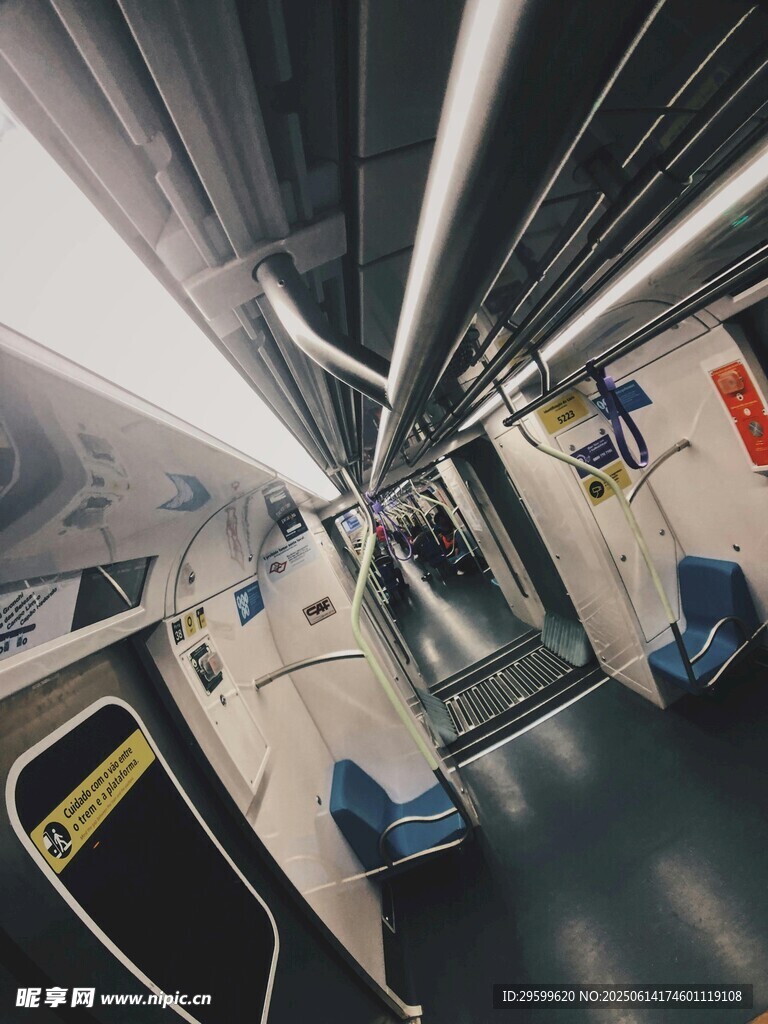 地鐵車廂內部景象