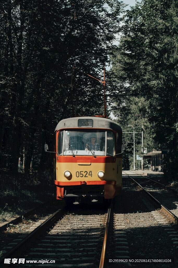 鐵軌上的復古列車