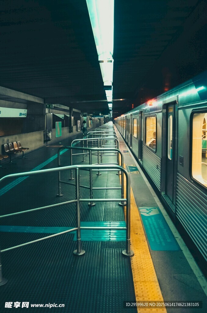 空曠地鐵站臺的靜謐景象