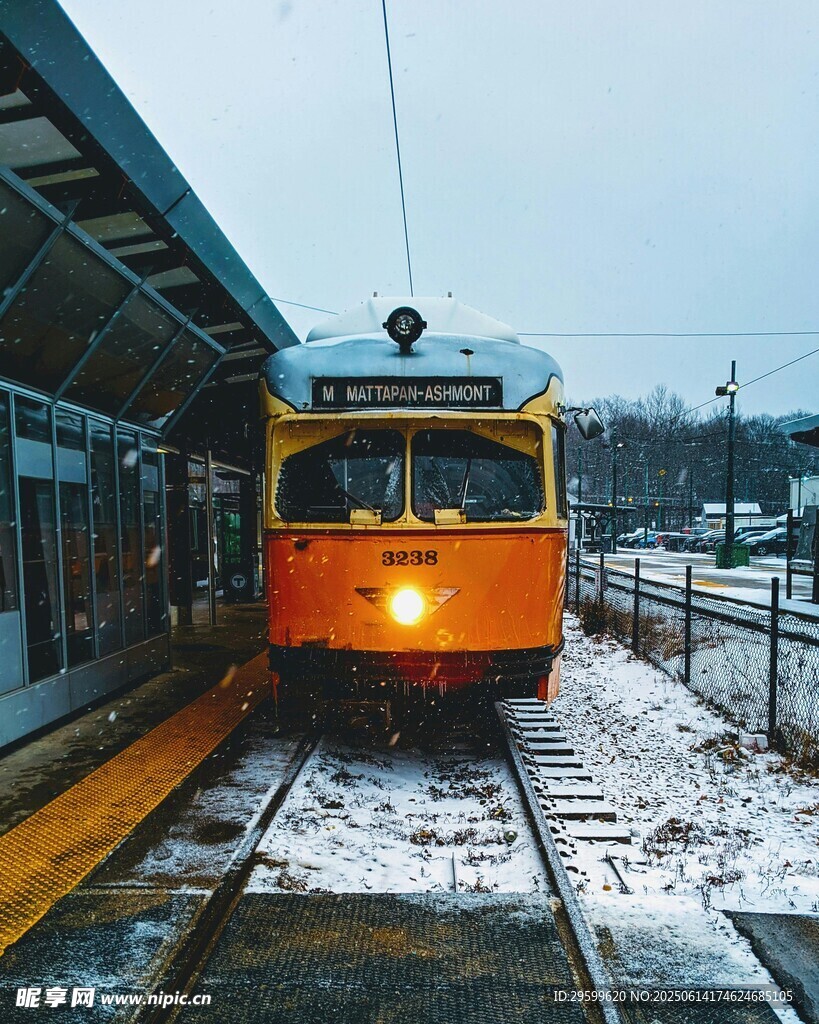 雪中停靠站臺的復古有軌電車