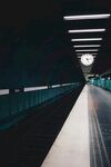 空曠地鐵站臺的靜謐時刻