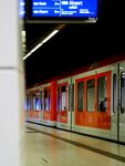 地鐵站內停靠的紅色列車