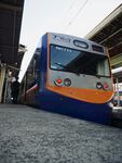 停靠站臺的多彩城市列車