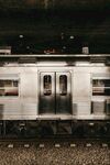 鐵軌上的銀色列車車廂