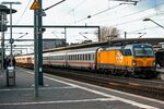 火車站臺的橙黃列車