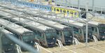 大型停車場停放眾多車輛