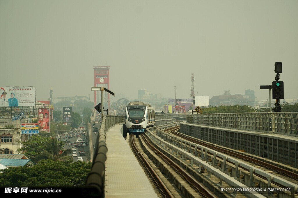 高架軌道上行駛的列車