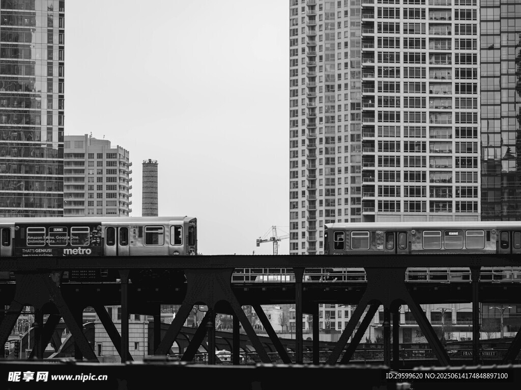 城市鐵軌旁的高樓景象
