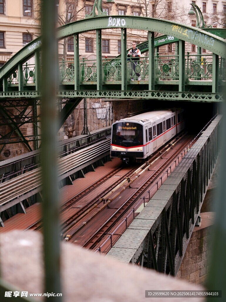 城市鐵軌上的行駛列車