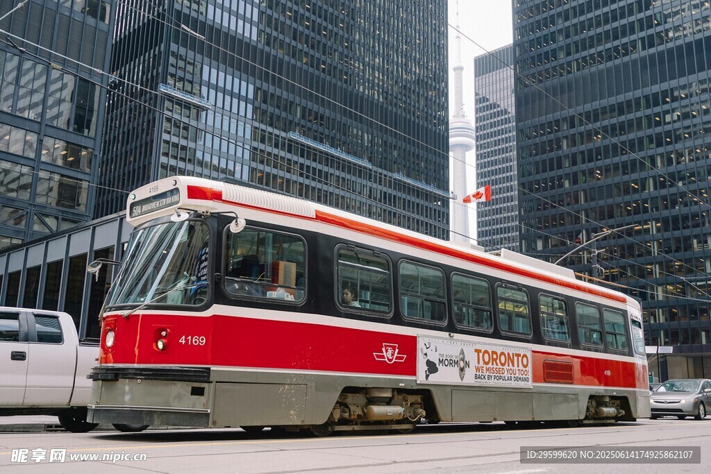 城市中的紅白有軌電車