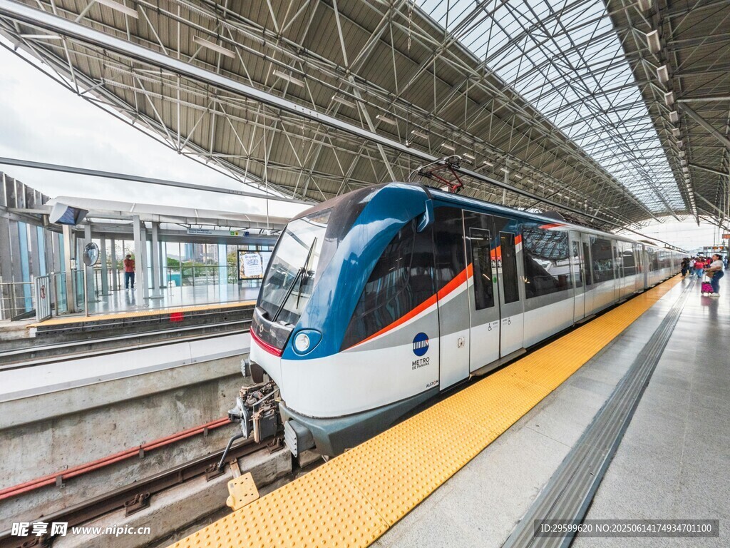 地鐵站內停靠的現代列車