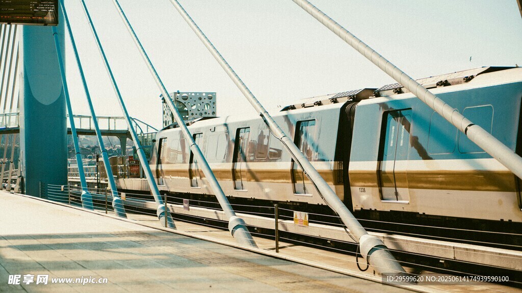 車站旁的現(xiàn)代列車