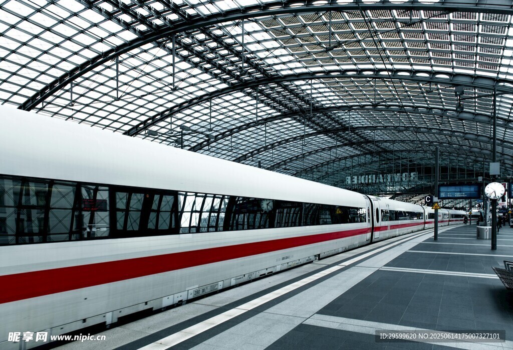 現(xiàn)代化高鐵站的高速列車