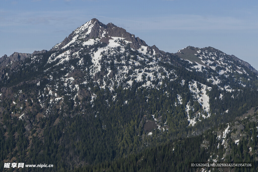 雪山巍峨 山林相伴